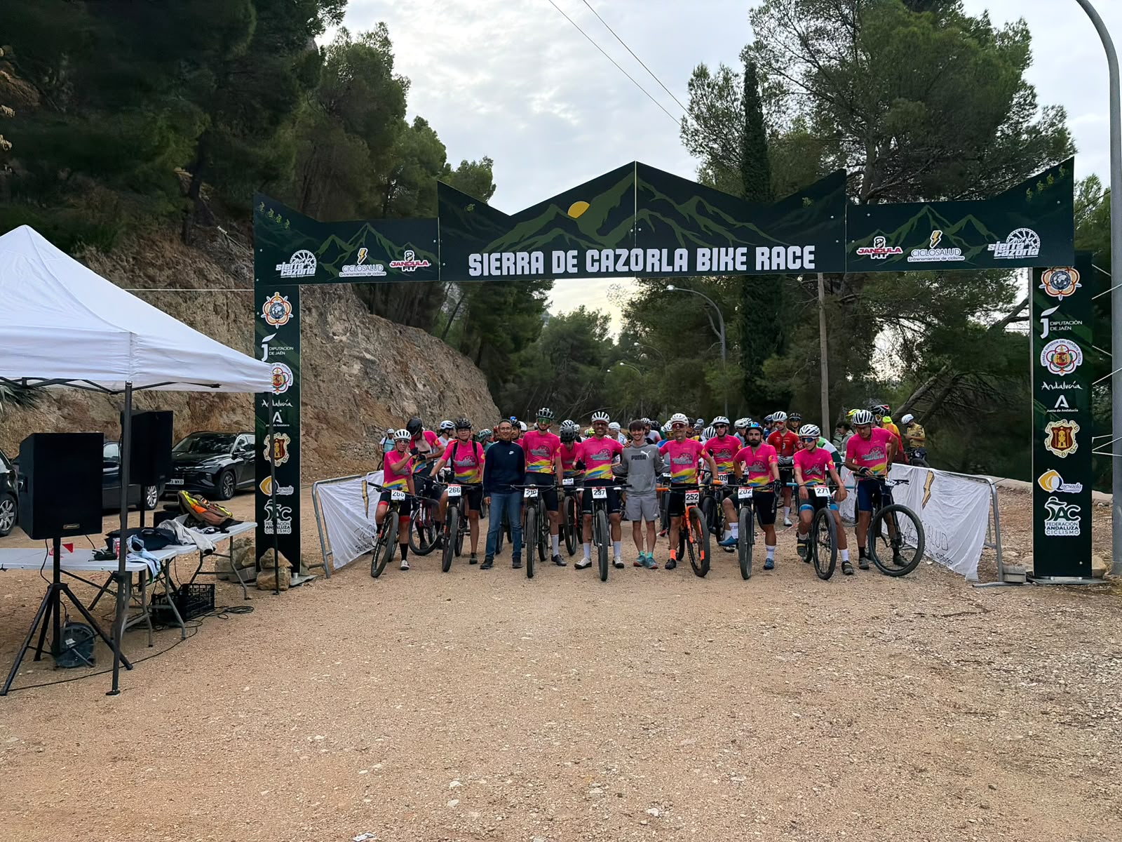 Salida de la Sierra de Cazorla Bike Race con arco de meta y megafonía